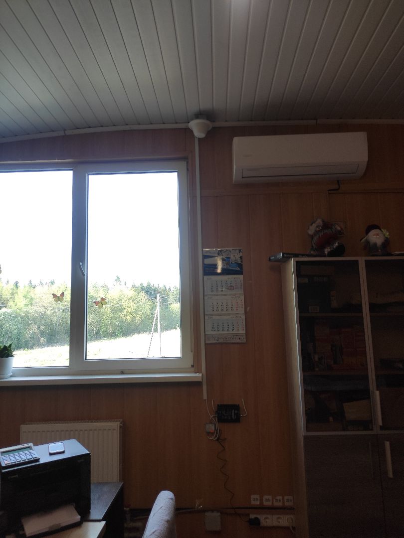 Установка круговой потолочной антенны в офисе